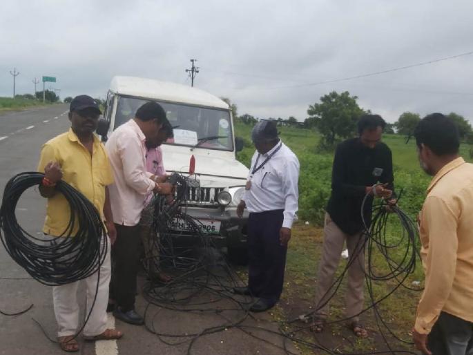 164 numbers deleted from channels; The electricity thieves were shocked | वाहिन्यांवरील १६४ आकडे हटविले; वीज चोरांचे धाबे दणाणले 164 numbers deleted from channels; The electricity thieves were shocked | वाहिन्यांवरील १६४ आकडे हटविले; वीज चोरांचे धाबे दणाणले