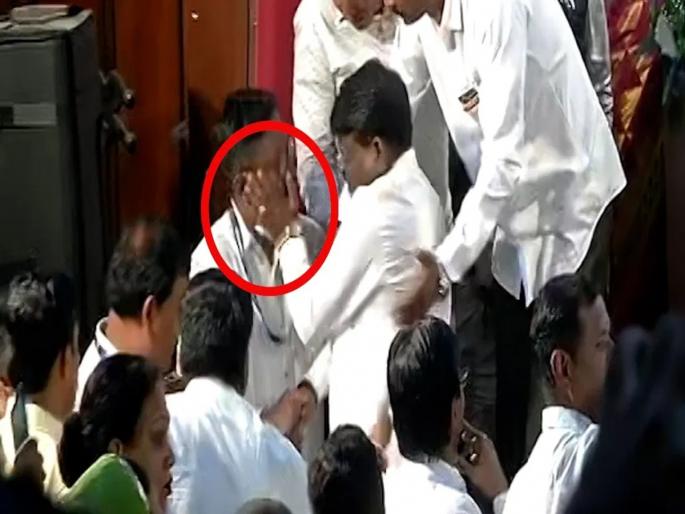 A case has been registered against BJP MLA Sunil Kamble for beating him in the ear of the police | पोलिसांच्या कानशिलात मारणार्या भाजपचे आमदार सुनील कांबळेवर गुन्हा दाखल A case has been registered against BJP MLA Sunil Kamble for beating him in the ear of the police | पोलिसांच्या कानशिलात मारणार्या भाजपचे आमदार सुनील कांबळेवर गुन्हा दाखल