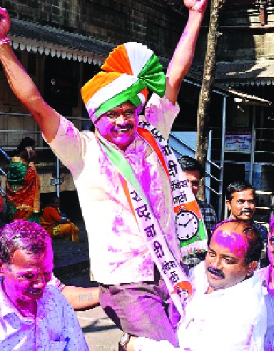 Shivsena's hand in Congress hands! The choice of mayor of Kolhapur: Four votes have been won by Congress; Opponent's torrent blunt | शिवसेनेचा काँग्रेसच्या हातात हात! कोल्हापूर महापौर निवड : चार मते काँग्रेस आघाडीला, संख्याबळ ४४ वरून झाले ४८; विरोधकांची धार बोथट Shivsena's hand in Congress hands! The choice of mayor of Kolhapur: Four votes have been won by Congress; Opponent's torrent blunt | शिवसेनेचा काँग्रेसच्या हातात हात! कोल्हापूर महापौर निवड : चार मते काँग्रेस आघाडीला, संख्याबळ ४४ वरून झाले ४८; विरोधकांची धार बोथट