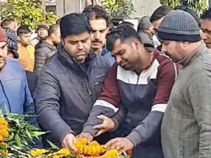 son of inspector sunil kumar who killed in shamli encounter burst into tears after seeing father body | "बाबा, एकदा डोळे उघडा...", शहीद इन्स्पेक्टर सुनील कुमार यांच्या लेकाची आर्त साद son of inspector sunil kumar who killed in shamli encounter burst into tears after seeing father body | "बाबा, एकदा डोळे उघडा...", शहीद इन्स्पेक्टर सुनील कुमार यांच्या लेकाची आर्त साद