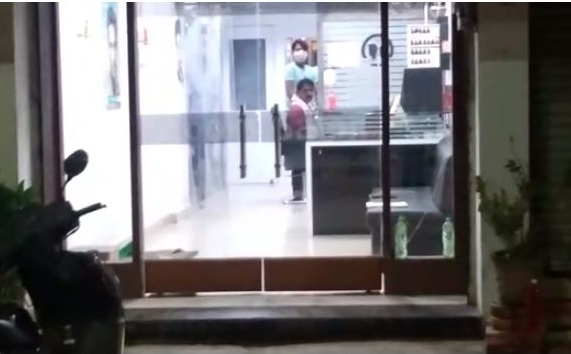 The salon opened at 10 pm for MPs in Bhandara | भंडाऱ्यात खासदारांसाठी रात्री दहा वाजता उघडले सलून The salon opened at 10 pm for MPs in Bhandara | भंडाऱ्यात खासदारांसाठी रात्री दहा वाजता उघडले सलून