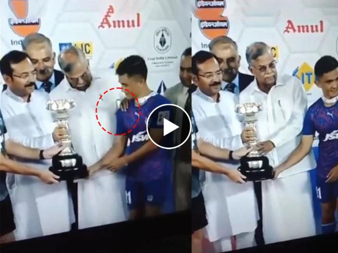 West Bengal Governor La. Ganesan pushes Sunil Chhetri aside for a PHOTO during the Durand Cup trophy ceremony, ‘Disgusting’ says Aakash Chopra,  | Durand Cup Final: राज्यपालांनी 'फोटो'साठी भारताच्या कर्णधाराचा केला अपमान; क्रिकेटपटू आकाश चोप्राने टोचले कान, Video  West Bengal Governor La. Ganesan pushes Sunil Chhetri aside for a PHOTO during the Durand Cup trophy ceremony, ‘Disgusting’ says Aakash Chopra,  | Durand Cup Final: राज्यपालांनी 'फोटो'साठी भारताच्या कर्णधाराचा केला अपमान; क्रिकेटपटू आकाश चोप्राने टोचले कान, Video