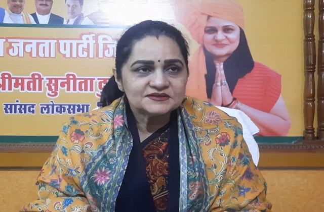 shaina n c interview of former bjp mp sunita duggal | स्त्रिया आपली संधी हिरावून घेतात, असे पुरुषांना वाटू शकते... shaina n c interview of former bjp mp sunita duggal | स्त्रिया आपली संधी हिरावून घेतात, असे पुरुषांना वाटू शकते...