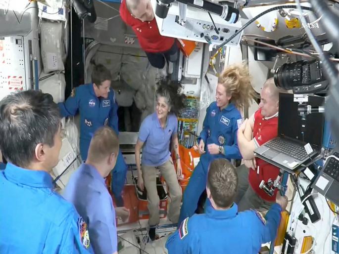 A SpaceX rocket carrying a new crew has docked at the International Space Station, astronauts Butch Wilmore and Sunita Williams to return to earth | आठवडा अखेरीस सुनीता विलियम्स पृथ्वीवर परतणार; NASA चं रॉकेट पोहचलं, सहकाऱ्यांना पाहून आनंद A SpaceX rocket carrying a new crew has docked at the International Space Station, astronauts Butch Wilmore and Sunita Williams to return to earth | आठवडा अखेरीस सुनीता विलियम्स पृथ्वीवर परतणार; NASA चं रॉकेट पोहचलं, सहकाऱ्यांना पाहून आनंद