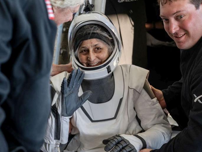 Sunita will need 45 days to adapt to Earth | पृथ्वीवर जुळवून घेण्यासाठी सुनीताला लागतील ४५ दिवस Sunita will need 45 days to adapt to Earth | पृथ्वीवर जुळवून घेण्यासाठी सुनीताला लागतील ४५ दिवस