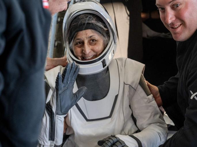 28 thousand KM/PH speed, 1600 degrees Celsius Heat... How did Sunita Williams reach Earth sitting in a ball of fire? | २८ हजार KM/PH स्पीड, १६०० डिग्री पारा...आगीच्या गोळ्यात बसून पृथ्वीवर कशी पोहचली सुनीता विलियम्स? 28 thousand KM/PH speed, 1600 degrees Celsius Heat... How did Sunita Williams reach Earth sitting in a ball of fire? | २८ हजार KM/PH स्पीड, १६०० डिग्री पारा...आगीच्या गोळ्यात बसून पृथ्वीवर कशी पोहचली सुनीता विलियम्स?