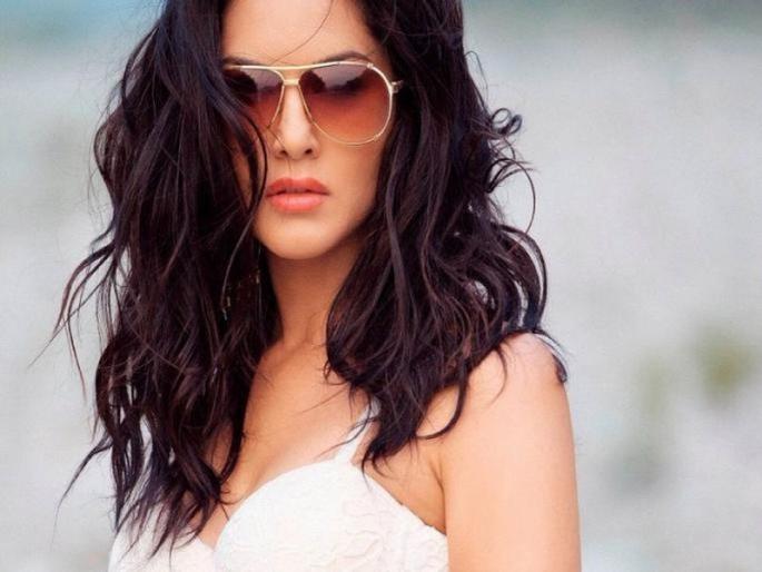 Sunny Leone dance viral on social media | सनी लिओनीच्या 'बनियान डान्स'चा सोशल मीडियात धुमाकूळ Sunny Leone dance viral on social media | सनी लिओनीच्या 'बनियान डान्स'चा सोशल मीडियात धुमाकूळ