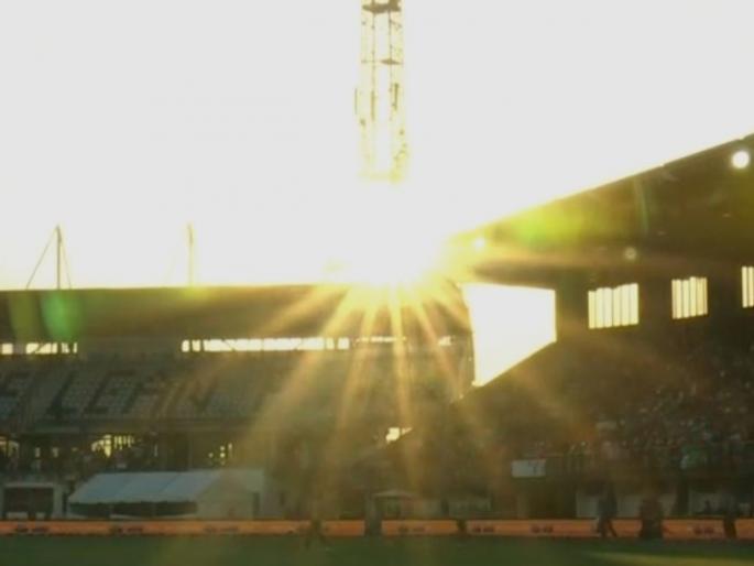 Bright shining sun stops the play between New Zealand and Pakistan at Napier; Wasim Jaffer and others react hilariously   | पाऊस- अंधुक प्रकाशामुळे ऐकलं होतं, पण इथे तर चक्क 'सूर्या'मुळे क्रिकेटचा सामना थांबवण्यात आला