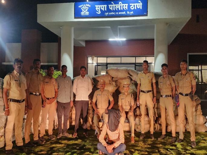 Supe police action against gutkha mafia; 31 lakh worth of goods seized along with one vehicle | सुपे पोलिसांची गुटखा माफियावर कारवाई;  एका वाहनासह ३१ लाखाचा मुद्देमाल जप्त Supe police action against gutkha mafia; 31 lakh worth of goods seized along with one vehicle | सुपे पोलिसांची गुटखा माफियावर कारवाई;  एका वाहनासह ३१ लाखाचा मुद्देमाल जप्त