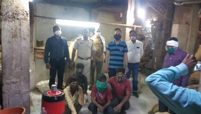 CoronaVirus in Nagpur: A betel factory started in a sealed area | CoronaVirus in Nagpur : सील केलेल्या वस्तीत सुरु होता सुपारीचा कारखाना