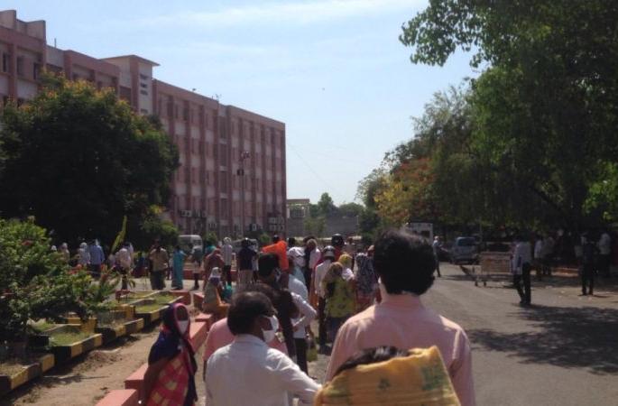 Super Specialty Hospital: Patients queue in the sun | सुपर स्पेशालिटी हॉस्पिटल : रुग्णांची उन्हात रांग Super Specialty Hospital: Patients queue in the sun | सुपर स्पेशालिटी हॉस्पिटल : रुग्णांची उन्हात रांग