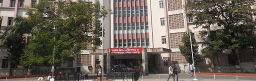 Patient dies after falling from second floor of Super Specialty Hospital | सुपर स्पेशालिटी हॉस्पिटलच्या दुसऱ्या मजल्यावरून खाली पडून रुग्णाचा मृत्यू Patient dies after falling from second floor of Super Specialty Hospital | सुपर स्पेशालिटी हॉस्पिटलच्या दुसऱ्या मजल्यावरून खाली पडून रुग्णाचा मृत्यू