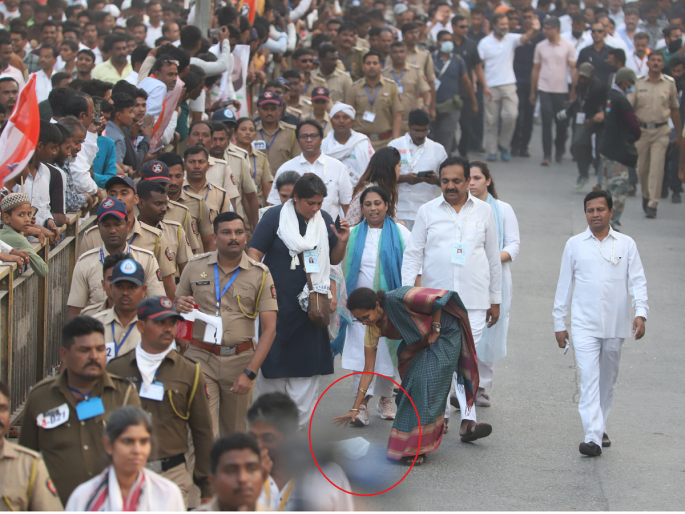 Bharat Jodo Yatra: Simplicity of Supriya Sule in Bharat Jodo Yatra; A glimpse of awareness was seen picking up garbage from the road | सुप्रिया सुळेंची छोटी कृती, मोठा संदेश; यात्रा मार्गातील कचरा उचलत जागरूकतेची झलक Bharat Jodo Yatra: Simplicity of Supriya Sule in Bharat Jodo Yatra; A glimpse of awareness was seen picking up garbage from the road | सुप्रिया सुळेंची छोटी कृती, मोठा संदेश; यात्रा मार्गातील कचरा उचलत जागरूकतेची झलक