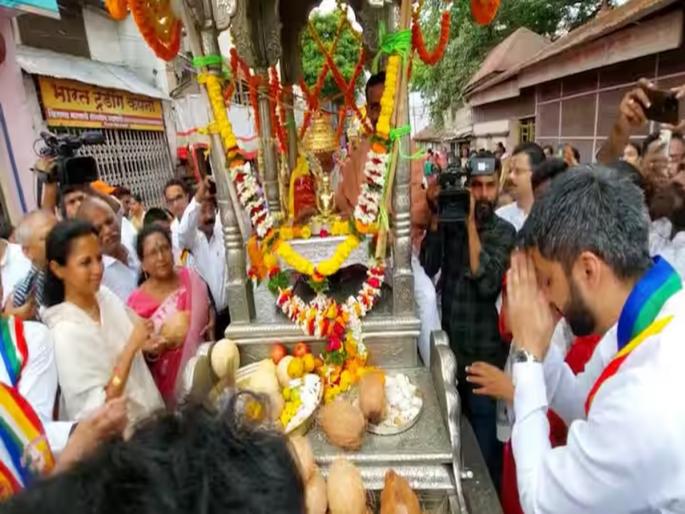Jay Pawar suddenly appeared in the procession in Baramati What did Supriya Sule say when she saw her niece | बारामतीतील मिरवणुकीत अचानक जय पवार समोर आले; भाच्याला पाहून काय म्हणाल्या सुप्रिया सुळे? Jay Pawar suddenly appeared in the procession in Baramati What did Supriya Sule say when she saw her niece | बारामतीतील मिरवणुकीत अचानक जय पवार समोर आले; भाच्याला पाहून काय म्हणाल्या सुप्रिया सुळे?