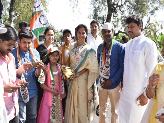 Tai, get our prices for banana, do not ... Supriya Sule of Chimukali Arth | ताई, आमच्या केळीला भाव मिळवून द्या ना...चिमुकलीची सुप्रिया सुळेंना आर्त हाक Tai, get our prices for banana, do not ... Supriya Sule of Chimukali Arth | ताई, आमच्या केळीला भाव मिळवून द्या ना...चिमुकलीची सुप्रिया सुळेंना आर्त हाक