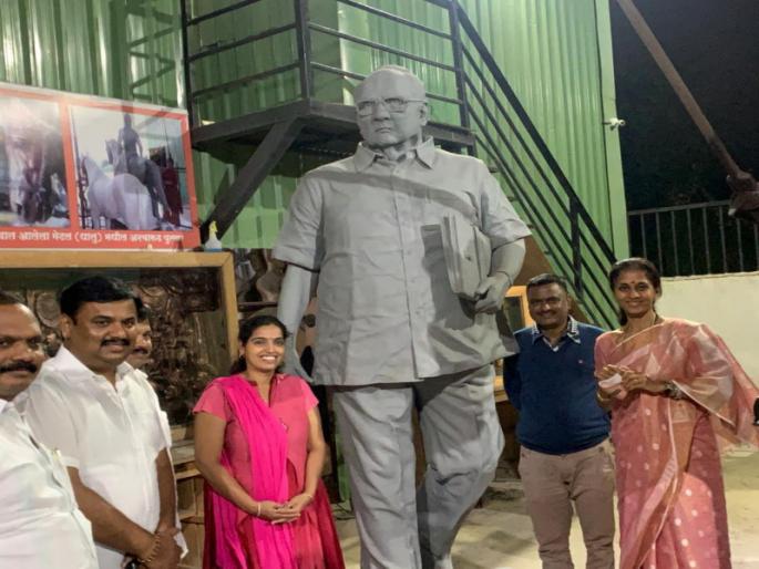Supriya realizes Sharad Pawar's statue | 'सुप्रियानं' साकारला शरद पवारांचा पुतळा Supriya realizes Sharad Pawar's statue | 'सुप्रियानं' साकारला शरद पवारांचा पुतळा