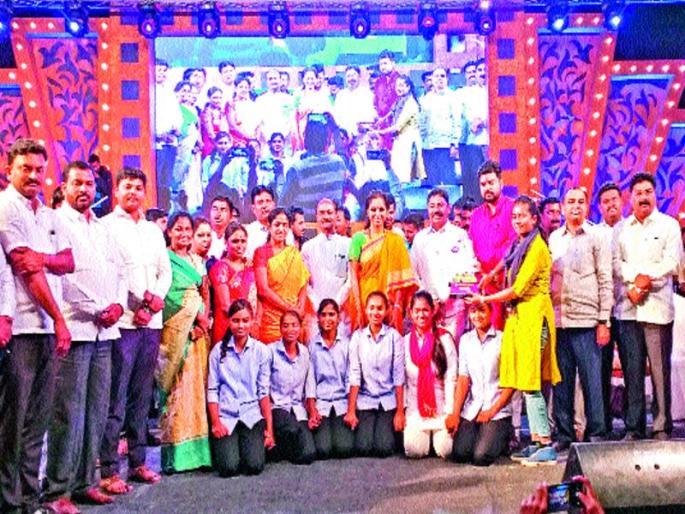 will give an opportunity to the artists of the Sharad Festival to be screened in the TV show - Supriya Sule | शरद महोत्सवातील कलाकारांना टीव्ही शोमध्ये संधी देणार - सुप्रिया सुळे will give an opportunity to the artists of the Sharad Festival to be screened in the TV show - Supriya Sule | शरद महोत्सवातील कलाकारांना टीव्ही शोमध्ये संधी देणार - सुप्रिया सुळे