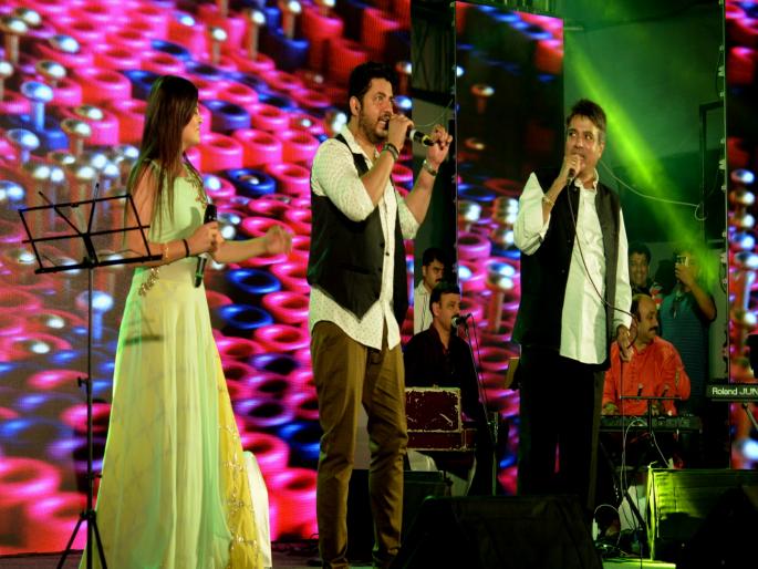 punekar experienced "Sur Jyotsna" concert | दर्दी पुणेकरांनी अनुभवली '' सूर ज्योत्स्ना '' मैफल  punekar experienced "Sur Jyotsna" concert | दर्दी पुणेकरांनी अनुभवली '' सूर ज्योत्स्ना '' मैफल