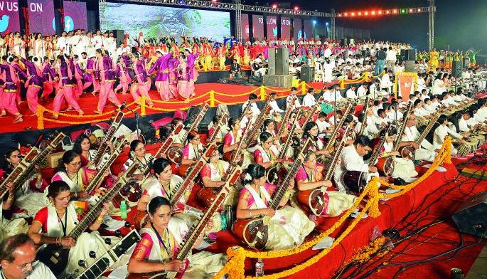 Suratal Sansad: Sky piercing vocal , people's traditions rained | सूरताल संसद : आसमंत भेदीला सुरांनी, लोकपरंपरेचा वर्षाव झाला Suratal Sansad: Sky piercing vocal , people's traditions rained | सूरताल संसद : आसमंत भेदीला सुरांनी, लोकपरंपरेचा वर्षाव झाला