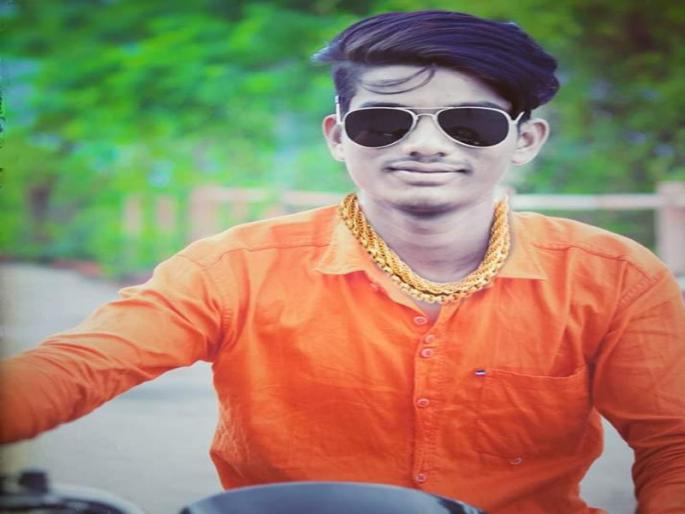 A 29-year-old boy murdered in Solapur | सोलापुरात १९ वर्षीय तरुणाचा खून; ट्रकच्या बॉनेटवर आला मृतदेह आढळून A 29-year-old boy murdered in Solapur | सोलापुरात १९ वर्षीय तरुणाचा खून; ट्रकच्या बॉनेटवर आला मृतदेह आढळून