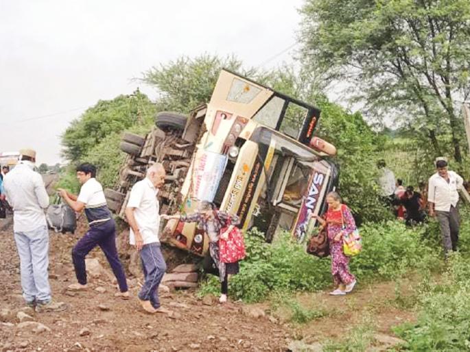 Gujarat devotees' bus overturned after container overturned; 36 passengers survived | कंटेनरने हुलकावणी दिल्याने गुजरातच्या भाविकांची बस उलटली; ३६ प्रवासी बचावले Gujarat devotees' bus overturned after container overturned; 36 passengers survived | कंटेनरने हुलकावणी दिल्याने गुजरातच्या भाविकांची बस उलटली; ३६ प्रवासी बचावले