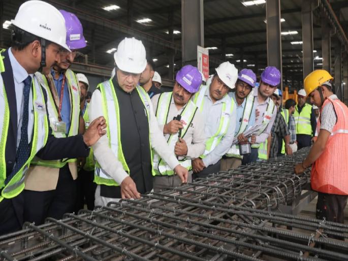 Track Slab Factory for Bullet Train Starts in Surat; Railway Minister visits factory to manufacture 96,000 J-slabs | सुरतमध्ये बुलेट ट्रेनसाठी ट्रॅक स्लॅब कारखाना सुरू; ९६,००० जे-स्लॅब तयार करणार, रेल्वेमंत्र्यांची कारखान्याला भेट Track Slab Factory for Bullet Train Starts in Surat; Railway Minister visits factory to manufacture 96,000 J-slabs | सुरतमध्ये बुलेट ट्रेनसाठी ट्रॅक स्लॅब कारखाना सुरू; ९६,००० जे-स्लॅब तयार करणार, रेल्वेमंत्र्यांची कारखान्याला भेट