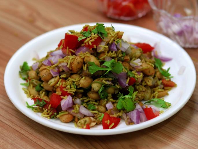 Food: A mouth-watering tea-time snack 'Collegian Bhel'; It's not crumbly but it's crunchy | तोंडाला पाणी सुटेल अशी भन्नाट 'कॉलेजियन भेळ'; चुरमुरे नसूनही होते चटपटीत Food: A mouth-watering tea-time snack 'Collegian Bhel'; It's not crumbly but it's crunchy | तोंडाला पाणी सुटेल अशी भन्नाट 'कॉलेजियन भेळ'; चुरमुरे नसूनही होते चटपटीत