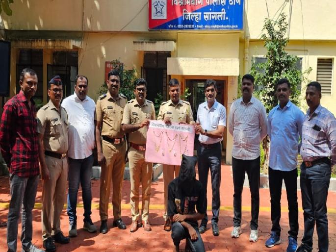 house burglar arrested from Surat, 4 lakh cash seized  | Sangli: भरदिवसा घरफोडी करणाऱ्यास सुरत मधून अटक, साडेचार लाखांचा ऐवज जप्त  house burglar arrested from Surat, 4 lakh cash seized  | Sangli: भरदिवसा घरफोडी करणाऱ्यास सुरत मधून अटक, साडेचार लाखांचा ऐवज जप्त
