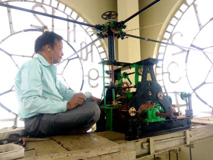 Surat's carpenter made the clock repair on Jalgaon tower | सुरत येथील कारागिराने केली जळगावातील टॉवरवरील घड्याळाची दुरुस्ती Surat's carpenter made the clock repair on Jalgaon tower | सुरत येथील कारागिराने केली जळगावातील टॉवरवरील घड्याळाची दुरुस्ती