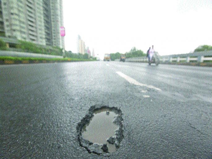 Experiment with micro surfing on the Palm Beach route is failed? | पाम बीच मार्गावर मायक्रो सर्फेसिंगचा प्रयोग फसला? रस्ता झाला खड्डेमय Experiment with micro surfing on the Palm Beach route is failed? | पाम बीच मार्गावर मायक्रो सर्फेसिंगचा प्रयोग फसला? रस्ता झाला खड्डेमय
