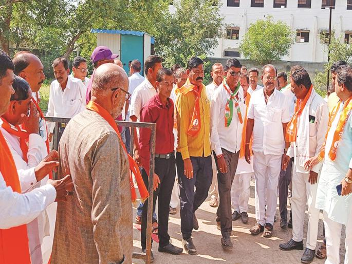 BJP functionaries 'chupke chupke' follows Uddhav Sena candidate Suresh Bankar | उद्धवसेनेचे उमेदवार सुरेश बनकर यांच्यामागे आले भाजप पदाधिकारी 'चुपके चुपके' BJP functionaries 'chupke chupke' follows Uddhav Sena candidate Suresh Bankar | उद्धवसेनेचे उमेदवार सुरेश बनकर यांच्यामागे आले भाजप पदाधिकारी 'चुपके चुपके'