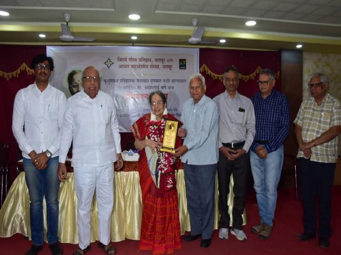 Suresh Dwadashiwar said that Asha Baghe is foremost among the few sensitive and like-minded writers   | संवेदनशील आणि मने जुळणाऱ्या थोड्या लेखकांमध्ये आशा बगे अग्रस्थानी - सुरेश द्वादशीवार    Suresh Dwadashiwar said that Asha Baghe is foremost among the few sensitive and like-minded writers   | संवेदनशील आणि मने जुळणाऱ्या थोड्या लेखकांमध्ये आशा बगे अग्रस्थानी - सुरेश द्वादशीवार