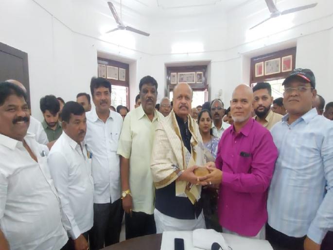 Former corporators from Miraj who are opposed to the Lok Sabha support Guardian Minister Suresh Khade in the Legislative Assembly | Sangli: लोकसभेला विरोधातील ‘मिरज पॅटर्न’ने विधानसभेला घेतला 'यू-टर्न'; सुरेश खाडे यांना जाहीर केला पाठिंबा Former corporators from Miraj who are opposed to the Lok Sabha support Guardian Minister Suresh Khade in the Legislative Assembly | Sangli: लोकसभेला विरोधातील ‘मिरज पॅटर्न’ने विधानसभेला घेतला 'यू-टर्न'; सुरेश खाडे यांना जाहीर केला पाठिंबा