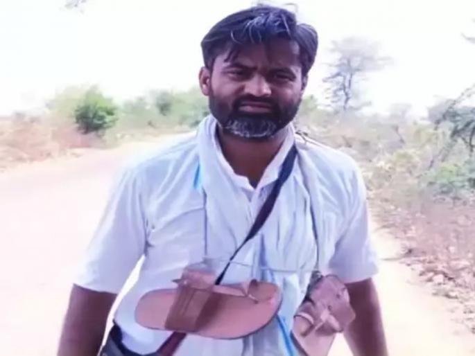 slippers garland around his neck bare feet and hot roads bhind teacher walked 80 km to reach collector | बापरे! गळ्यात चप्पलांचा हार, रखरखत्या उन्हात अनवाणी...; विद्यार्थ्यांसाठी शिक्षकाची धडपड slippers garland around his neck bare feet and hot roads bhind teacher walked 80 km to reach collector | बापरे! गळ्यात चप्पलांचा हार, रखरखत्या उन्हात अनवाणी...; विद्यार्थ्यांसाठी शिक्षकाची धडपड