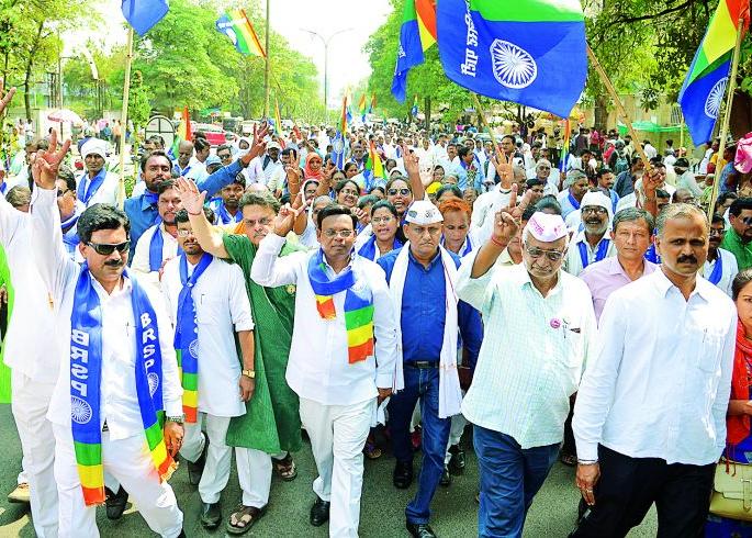 BRSP's Suresh Mane has filed nomination | बीआरएसपीतर्फे सुरेश माने यांनी भरला उमेदवारी अर्ज BRSP's Suresh Mane has filed nomination | बीआरएसपीतर्फे सुरेश माने यांनी भरला उमेदवारी अर्ज