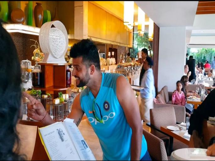 When the cricketer 'Madhoosh' on Kishore Kumar's song ... | किशोर कुमार यांच्या गाण्यावर ' हा ' क्रिकेटपटू  ' मदहोश ' होतो तेव्हा...