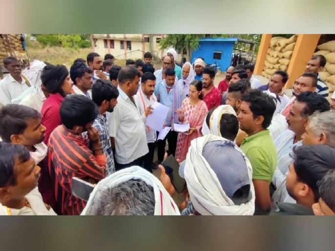 chaos at the gram buying center, put slap to the grader | चणा खरेदी केंद्रावर राडा, ग्रेडरच्या कानशिलात लगावली chaos at the gram buying center, put slap to the grader | चणा खरेदी केंद्रावर राडा, ग्रेडरच्या कानशिलात लगावली