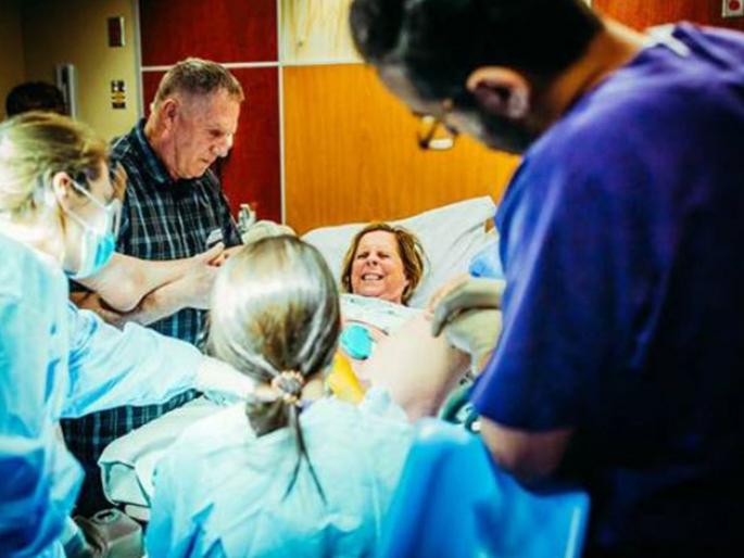 This mother became a surrogate for her gay son in America | Gay मुलाच्या आनंदासाठी आईचं मोठं पाऊल, आजीने दिला नातीला जन्म! This mother became a surrogate for her gay son in America | Gay मुलाच्या आनंदासाठी आईचं मोठं पाऊल, आजीने दिला नातीला जन्म!