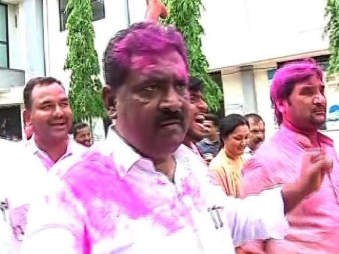 BJP Suresh dhas take dig at Dhananjay Munde after victory in Vidhan Parishad Election | 'बाप बाप होता है, बेटा बेटा होता है!' सुरेश धस यांचा धनंजय मुंडेंना खोचक टोला BJP Suresh dhas take dig at Dhananjay Munde after victory in Vidhan Parishad Election | 'बाप बाप होता है, बेटा बेटा होता है!' सुरेश धस यांचा धनंजय मुंडेंना खोचक टोला