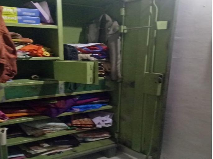 robbery in retired professors bungalow, gold ornaments, cash ran out | निवृत्त प्राचार्याचा बंगला फोडून तासाभरातच पळवले ३५ तोळयाचे दागिने robbery in retired professors bungalow, gold ornaments, cash ran out | निवृत्त प्राचार्याचा बंगला फोडून तासाभरातच पळवले ३५ तोळयाचे दागिने