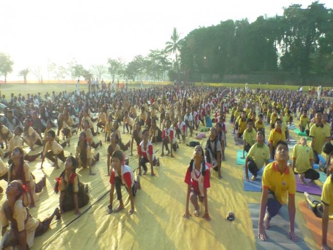 108 Surya Namaskars by students on the occasion of Eknath Shinde's birthday in Bhiwandi | भिवंडीत एकनाथ शिंदे यांच्या वाढदिवसानिमित्त विद्यार्थ्यांचे १०८ सूर्यनमस्कार 108 Surya Namaskars by students on the occasion of Eknath Shinde's birthday in Bhiwandi | भिवंडीत एकनाथ शिंदे यांच्या वाढदिवसानिमित्त विद्यार्थ्यांचे १०८ सूर्यनमस्कार