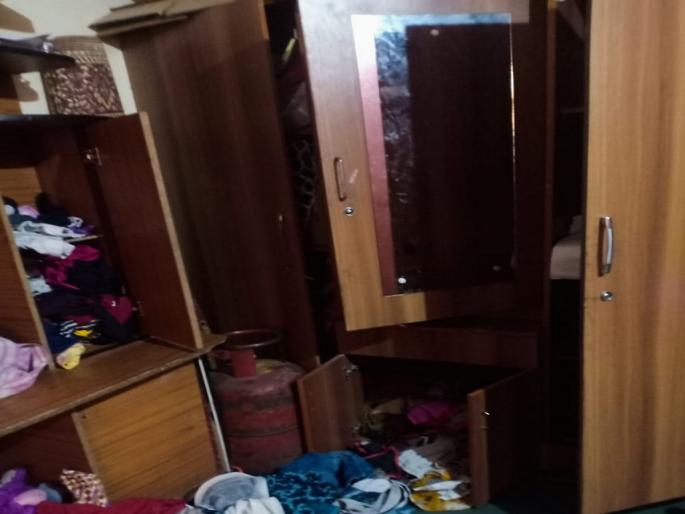 The house of a businessman who went to a relative's wedding was broken into | नातेवाईकाच्या लग्नाला गेलेल्या उद्योजकाचे घर फोडले: आठ तोळे सोन्यासह रोख १ लाख रुपये लंपास The house of a businessman who went to a relative's wedding was broken into | नातेवाईकाच्या लग्नाला गेलेल्या उद्योजकाचे घर फोडले: आठ तोळे सोन्यासह रोख १ लाख रुपये लंपास