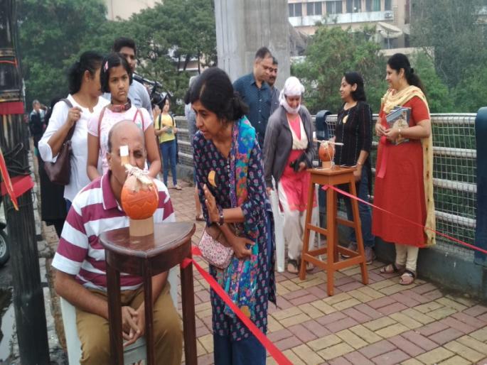 After waiting for an hour and a half Punekar saw a solar eclipse | तब्बल दीड तासाच्या प्रतीक्षेनंतर पुणेकरांना दिसले सूर्यग्रहण  After waiting for an hour and a half Punekar saw a solar eclipse | तब्बल दीड तासाच्या प्रतीक्षेनंतर पुणेकरांना दिसले सूर्यग्रहण