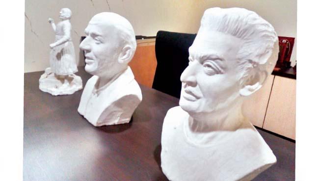 Suryakant Mandre's precious treasure handed over to Shivaji University | सूर्यकांत मांडरे यांचा अनमोल ठेवा शिवाजी विद्यापीठाकडे सुपूर्द Suryakant Mandre's precious treasure handed over to Shivaji University | सूर्यकांत मांडरे यांचा अनमोल ठेवा शिवाजी विद्यापीठाकडे सुपूर्द