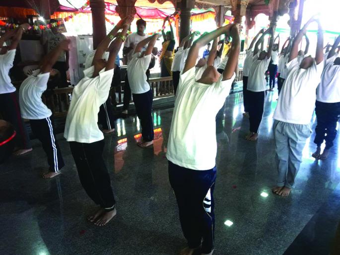 Ratnagiri: A 99-year-old grandmother has given a grand prize to the Sun God | रत्नागिरी : ९९ वर्षांच्या आजीने सूर्यनमस्कार घालून केले अचंबित, कशेळीतील कनकादित्य सूर्यमंदिरात जागतिक विक्रम Ratnagiri: A 99-year-old grandmother has given a grand prize to the Sun God | रत्नागिरी : ९९ वर्षांच्या आजीने सूर्यनमस्कार घालून केले अचंबित, कशेळीतील कनकादित्य सूर्यमंदिरात जागतिक विक्रम