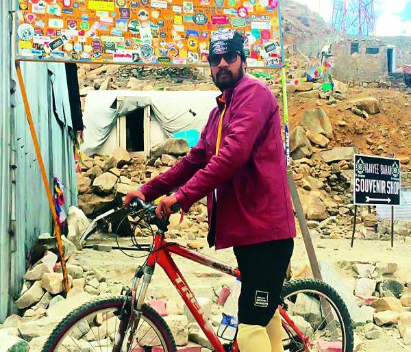 sushil climb khardungla pass on cycle | कृत्रिम पावलांसह सुशीलने केले आकाश ठेंगणे! sushil climb khardungla pass on cycle | कृत्रिम पावलांसह सुशीलने केले आकाश ठेंगणे!