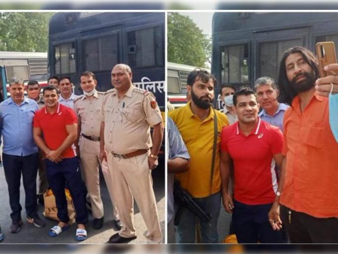 Wrestler Sushil Kumar has been shifted from Mandoli jail to Tihar jail; Cops enjoy selfie session with him , photos go viral | Sushil Kumar shifted to Tihar jail : हत्येच्या गुन्ह्याखाली अटक झालेल्या सुशील कुमारसोबत पोलिसांचे सेल्फी अन् फोटोसेशन Wrestler Sushil Kumar has been shifted from Mandoli jail to Tihar jail; Cops enjoy selfie session with him , photos go viral | Sushil Kumar shifted to Tihar jail : हत्येच्या गुन्ह्याखाली अटक झालेल्या सुशील कुमारसोबत पोलिसांचे सेल्फी अन् फोटोसेशन