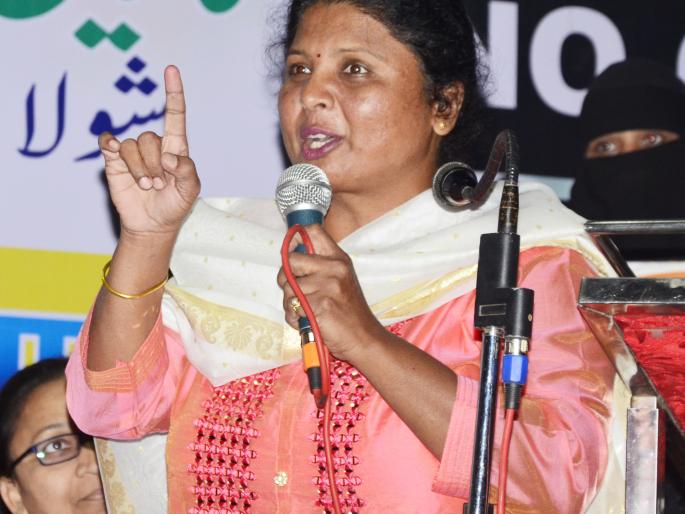 BJP supplies vehicles to MNS front in Mumbai: Sushma accused of darkness | मुंबईतील मनसेच्या मोर्चाला भाजपने वाहने पुरविली : सुषमा अंधारेंचा आरोप BJP supplies vehicles to MNS front in Mumbai: Sushma accused of darkness | मुंबईतील मनसेच्या मोर्चाला भाजपने वाहने पुरविली : सुषमा अंधारेंचा आरोप