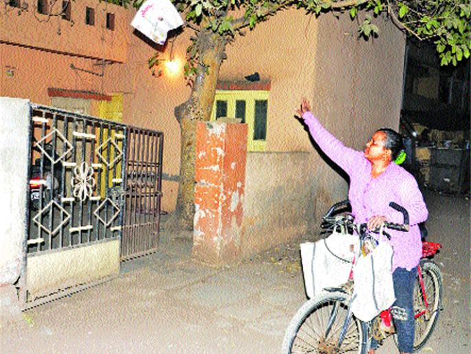 Women's Day Special: Sharing the newspapers in the early morning, 'It' creates its own future! | Women's Day Special : भल्या पहाटे वर्तमानपत्र वाटून ‘ती’ घडवितेय स्वत:चं भविष्य ! Women's Day Special: Sharing the newspapers in the early morning, 'It' creates its own future! | Women's Day Special : भल्या पहाटे वर्तमानपत्र वाटून ‘ती’ घडवितेय स्वत:चं भविष्य !