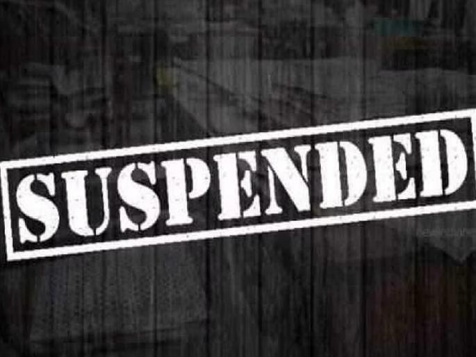 Caught on CCTV while taking chirimiri, traffic police suspended pune police | Pune: चिरीमिरी घेताना वाहतूक पोलीस सीसीटीव्हीत कैद, तडकाफडकी निलंबन Caught on CCTV while taking chirimiri, traffic police suspended pune police | Pune: चिरीमिरी घेताना वाहतूक पोलीस सीसीटीव्हीत कैद, तडकाफडकी निलंबन